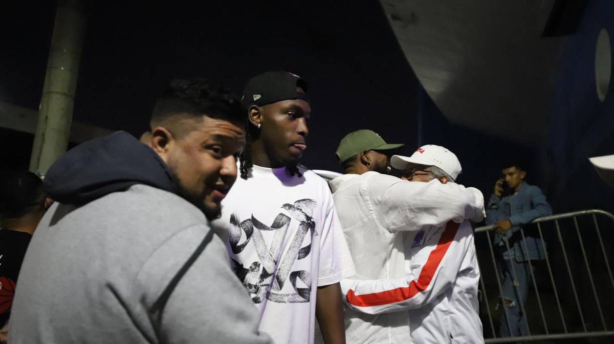 El legionario catracho aprovechó para tomarse unas fotografías antes de su entrada al Estadio Nacional. 