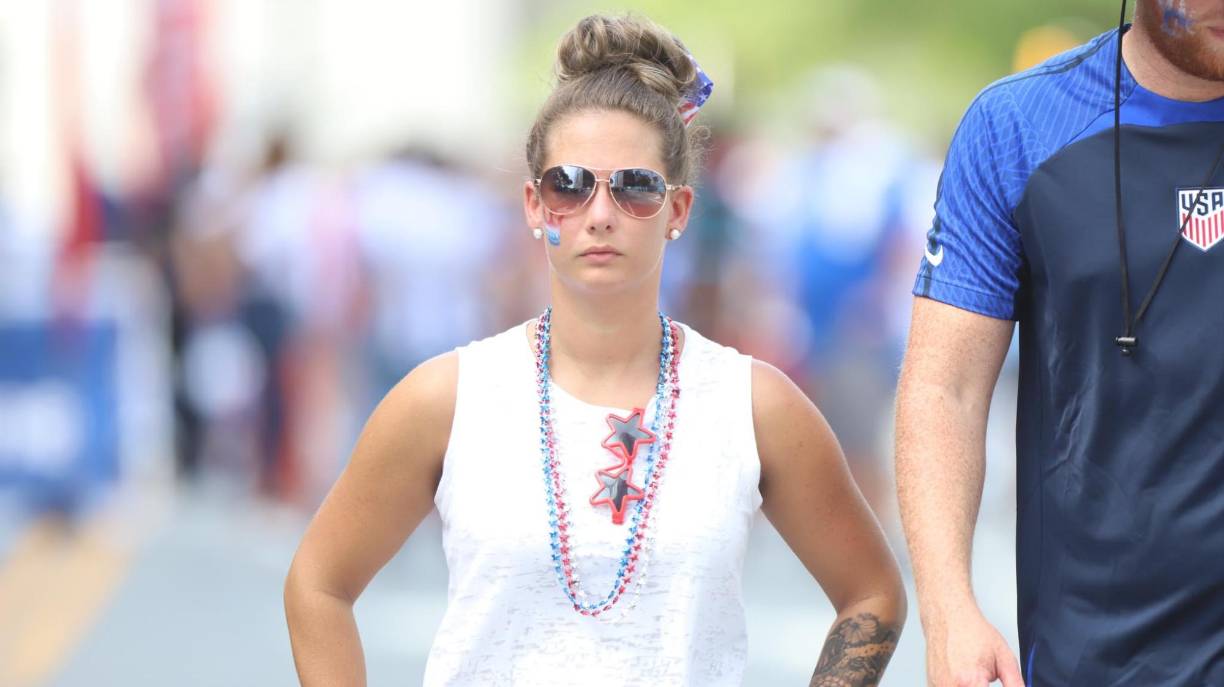 La seriedad de esta linda joven fue evidente.