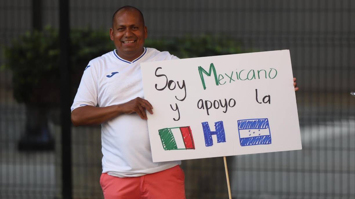 Mexicano de nacimiento, oriundo de Acapulco, pero con la “H” en el pecho bien puesta. Miguel Chula fue el el aficionado que acaparó miradas en las afueras del estadio Bank of American de Charlotte.