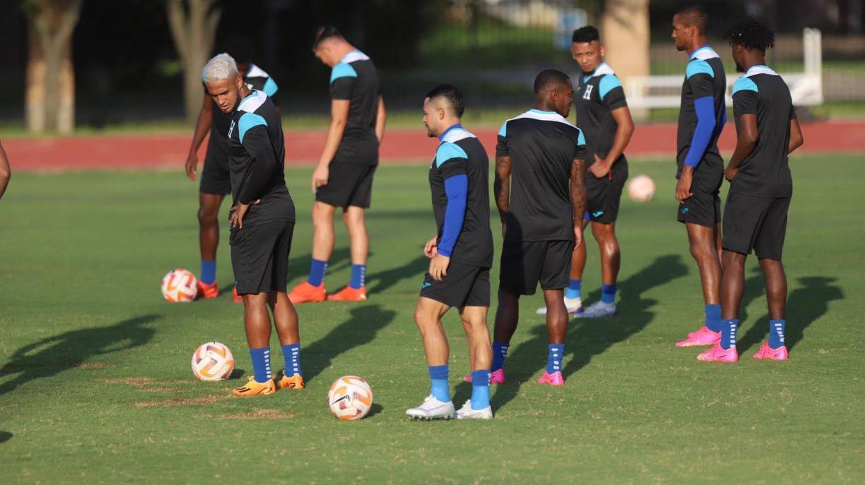 Una de las dudas que el cuerpo técnico tuvo fue en la ofensiva. El estratega se debatía entre Jerry Bengtson y Jorge Benguché, pero al final se decantó por el “Toro”, esto para aprovechar su corpulencia física ante la joven defensa mexicana.