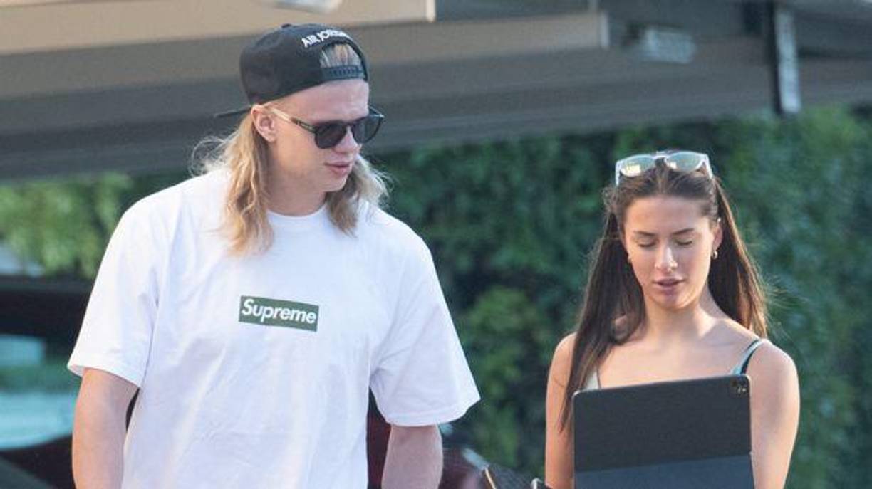 Haaland fue visto y fotografiado paseando con la joven Isabel Haugseng Johansen,<b><a rel="nofollow" href="https://okdiario.com/deportes/haaland-pasea-amor-espana-pillado-marbella-nueva-novia-10041514">,</a></b> también futbolista noruega de 18 años de edad.