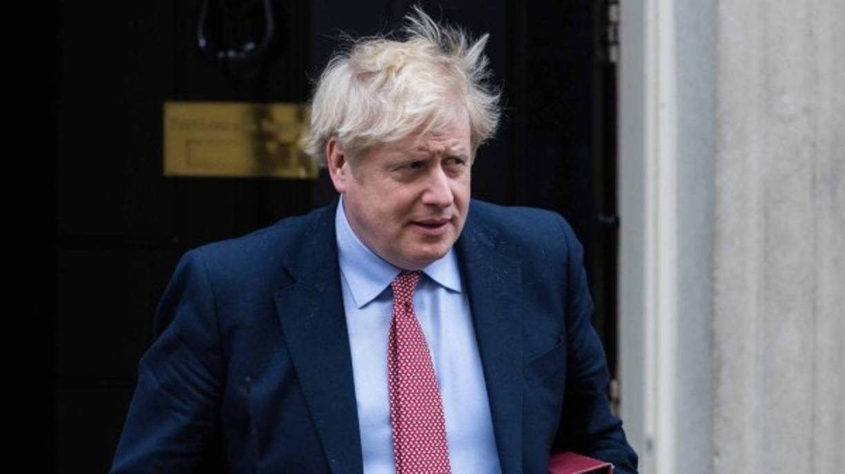 El virus pasó el Palacio Real a Downing Street -el despacho del primer ministro británico-, donde se confirmó que Boris Johnson tiene la enfermedad. Johnson, cuya compañera sentimental, Carrie Symonds, está embarazada del que será el primer bebé de la pareja, agregó que aunque se ha 'aislado' continuará 'liderando la respuesta del Gobierno vía vídeo conferencia' contra la pandemia.
