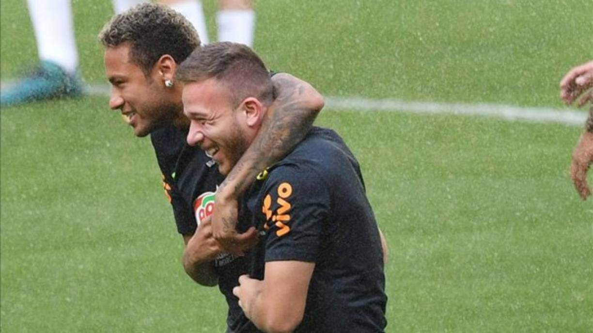 Arthur Melo será el primer fichaje del FC Barcelona 2018-2019 . Es uno de los mejores amigos de Neymar.