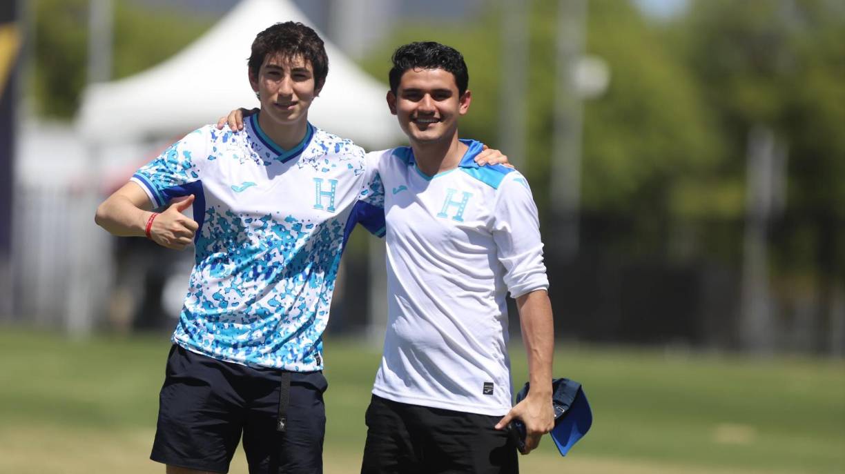 Dos chicos identificados con la camiseta de la selección de Honduras.
