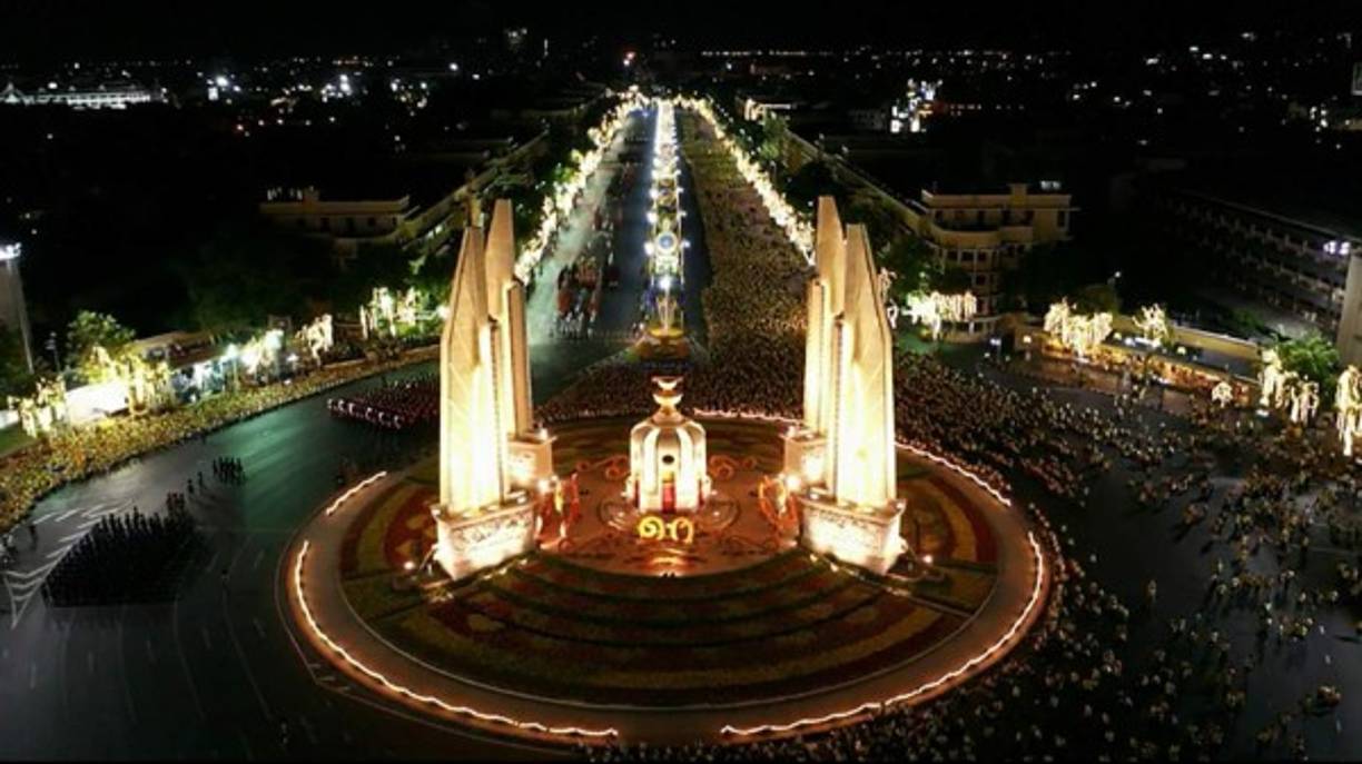 Aparte de la tradición, la monarquía ancla su autoridad en su relación con la religión, dado la importancia del rey en los rituales brahmánicos que datan de hace siglos y como protector del budismo.