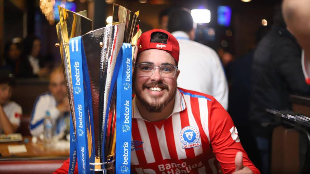 Las imágenes de los festejos de los fanáticos del Olimpia con la Copa tras la final ganada ante Motagua en el Estadio Nacional. 