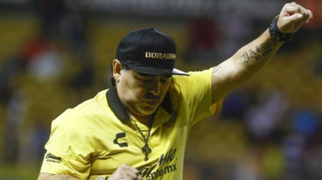 Diego Armando Maradona podría dejar el banquillo de los Dorados de Sinaloa para enrolarse al club de sus amores, Boca Juniors, que recientemente se quedó sin estratega tras la salida de Guillermo Barros Schelotto. Según varios informes de medios argentinos, Diego se habría ofrecido al equipo sudamericano.