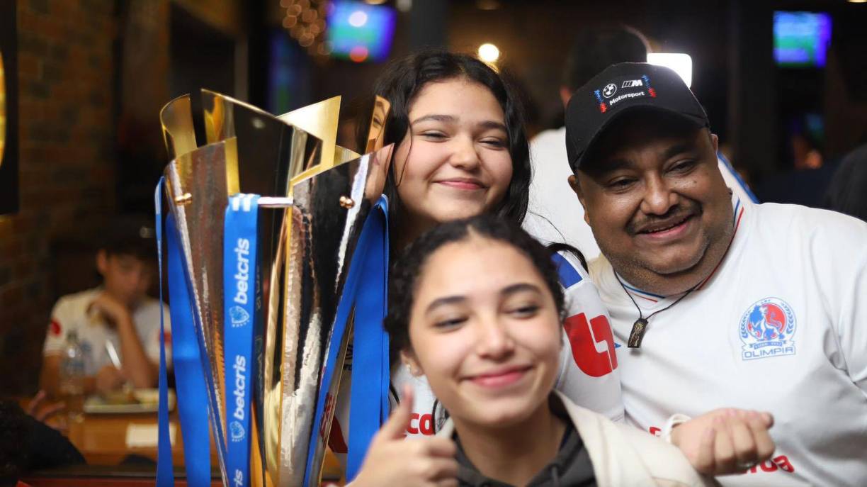 Los aficionados de Olimpia que se encontraban en el lugar no perdieron la oportunidad para posar con la copa.