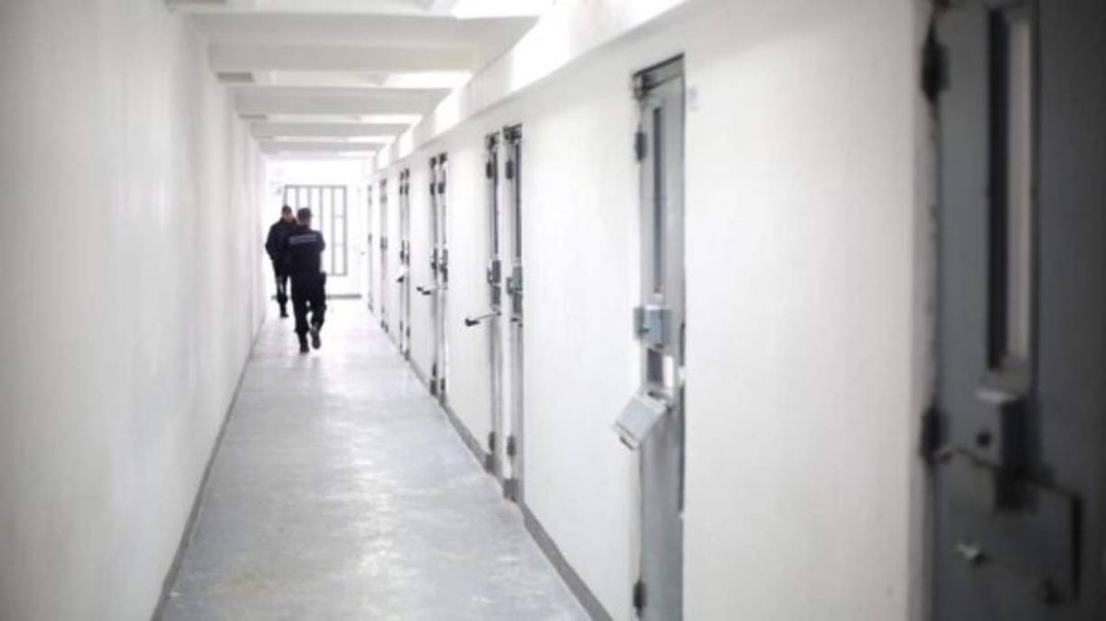 Las céldas de 2x4 metros tienen literas con colchones magros, un inodoro y un lavabo, una ducha y una pequeña zona de estar de metal. 'El Chapo básicamente va a ser encerrado en su celda 23 horas al día', dijo Robert Hood, exdirector de la Oficina Federal de Prisiones en Estados Unidos.<br/>'Va a estar muy, muy solo el Chapo', dijo Arnett Gaston, excomandante de la cárcel de Rikers Island, en Nueva York, y consultor de la oficina de prisiones federales. 'No va a tener compañeros de celda para hablar'.