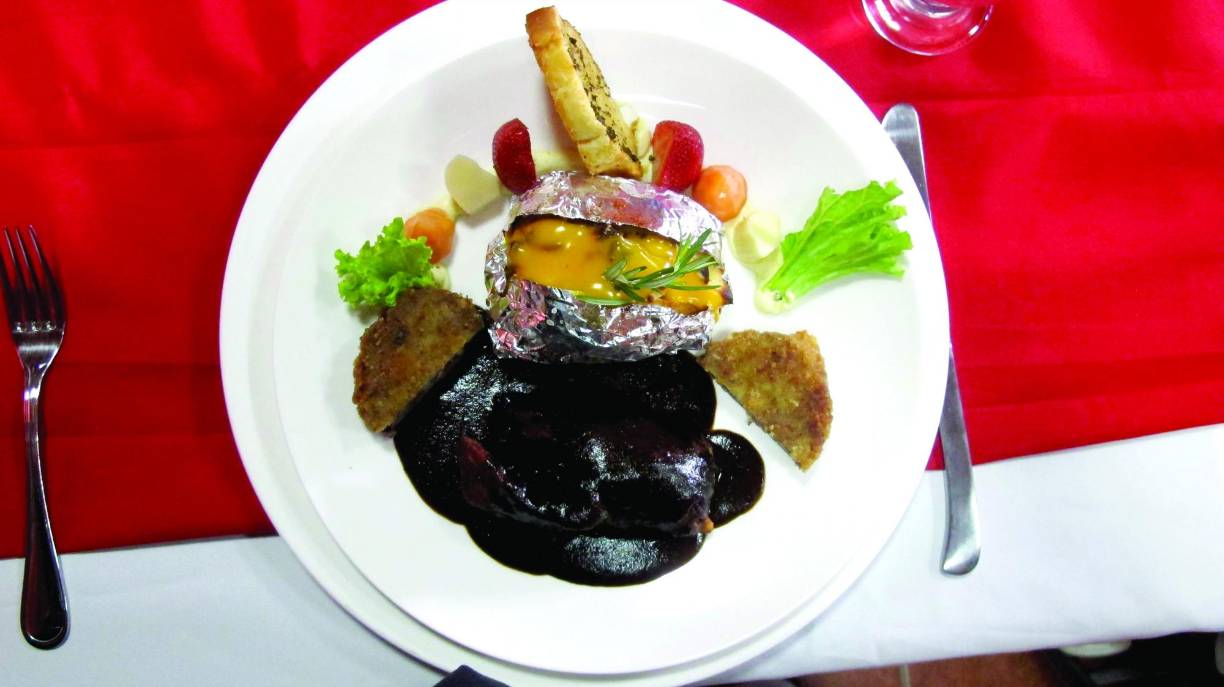 “Le doy gracias a Dios por pertenecer a la escuela Miska. Pasé varias evaluaciones y logré ingresar. Todo esto para mí ha sido una bonita experiencia porque he podido aprender de todo con un buen nivel de aprendizaje”, expuso la joven, que ya fue premiada durante el Festival del Choro y el Vino. “Estas enseñanzas me han permitido poder desarrollarme y desenvolverme. No solo he aprendido cocina, también nos han enseñado habilidades para la vida en temas de liderazgo y bienestar personal que nos ayudan a empoderarnos como jóvenes”. 