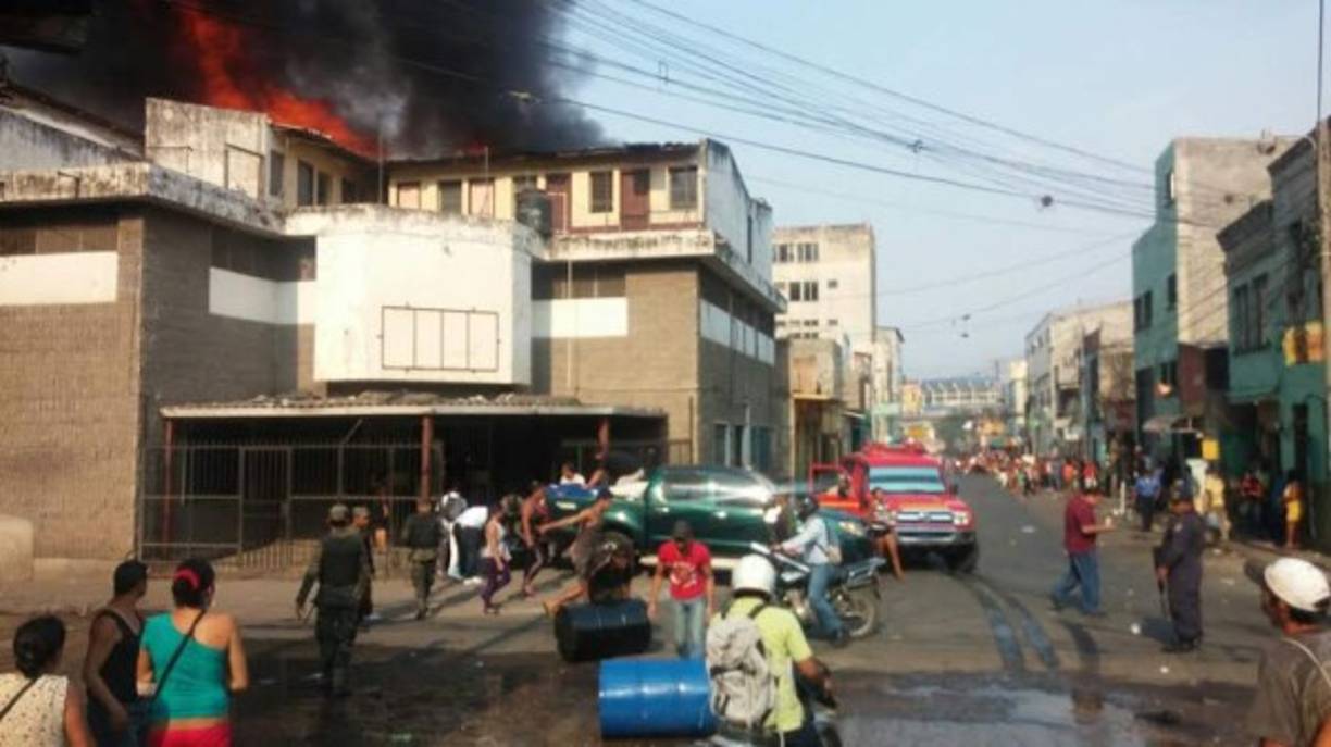 El fuego causó conmoción entre los vecinos del lugar que sacaron los artículos inflamables de sus casas.