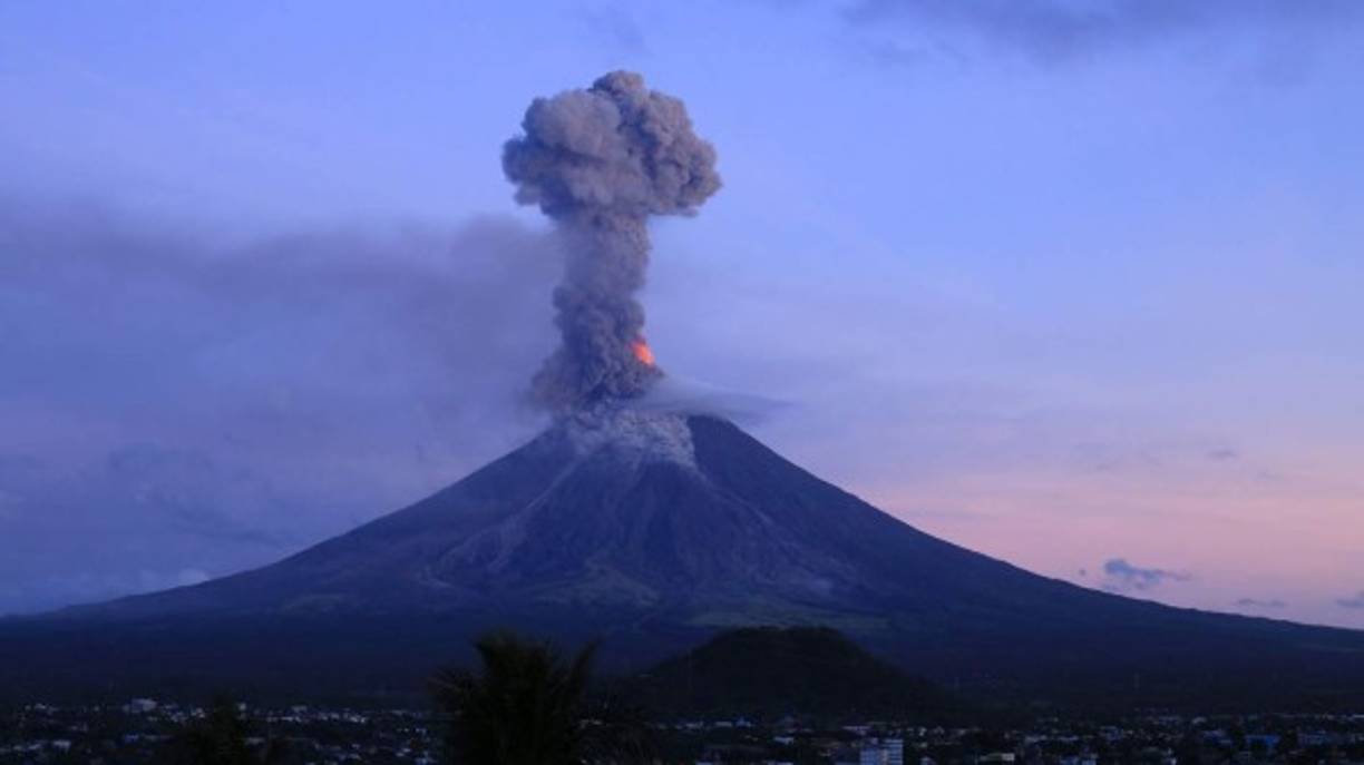 Filipinas alertó sobre el riesgo de una erupción repentina del volcán Mayón, el más activo del país.<br/><br/>El Mayón, situado en la provincia de Albay a unos 350 kilómetros al sureste de Manila, causa alarma entre la población que teme que se repita la tragedia tras la explosión del Pinatubo en 1991, la segunda mayor del mundo en el siglo XX que dejó unos 850 muertos.