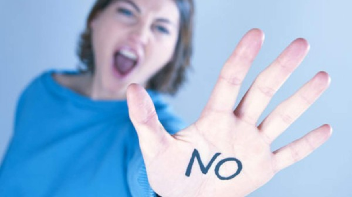 Dibujo #1<br/><br/>Eres una persona negadora, pero es difícil decírtelo. Tiendes a minimizar las cosas que te pasan y a 'barrer bajo la alfombra' hasta que ya no hay más espacio. En el fondo, eres sensible y las cosas te afectan más de lo que te permites asumir. <br/><br/>Puede que los demás alguna vez te lo digan, pero es común que tú directamente reacciones a la defensiva o con esa misma soltura diciendo que no, que no es para tanto. Pero en el fondo, muy en el fondo, todos saben que sí te importa. Y tú también lo sabes.<br/><br/>