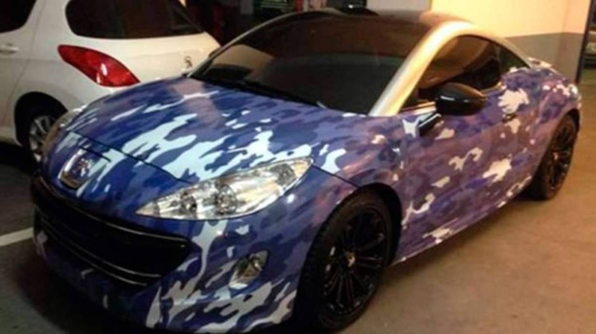 Teófilo Gutiérrez y su Peugeot RCZ, también de camuflaje, pero en tonos azules. Fuente: Infobae.com