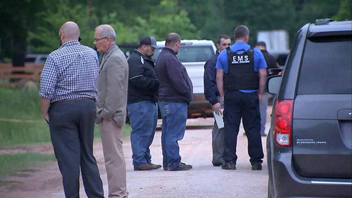 Las víctimas, que tenían entre ocho y 40 años, estaban esparcidas desde la puerta de entrada a través de la casa hasta un dormitorio interior, donde dos de ellas -ambas mujeres- fueron encontradas encima de dos niños que sobrevivieron a la masacre.