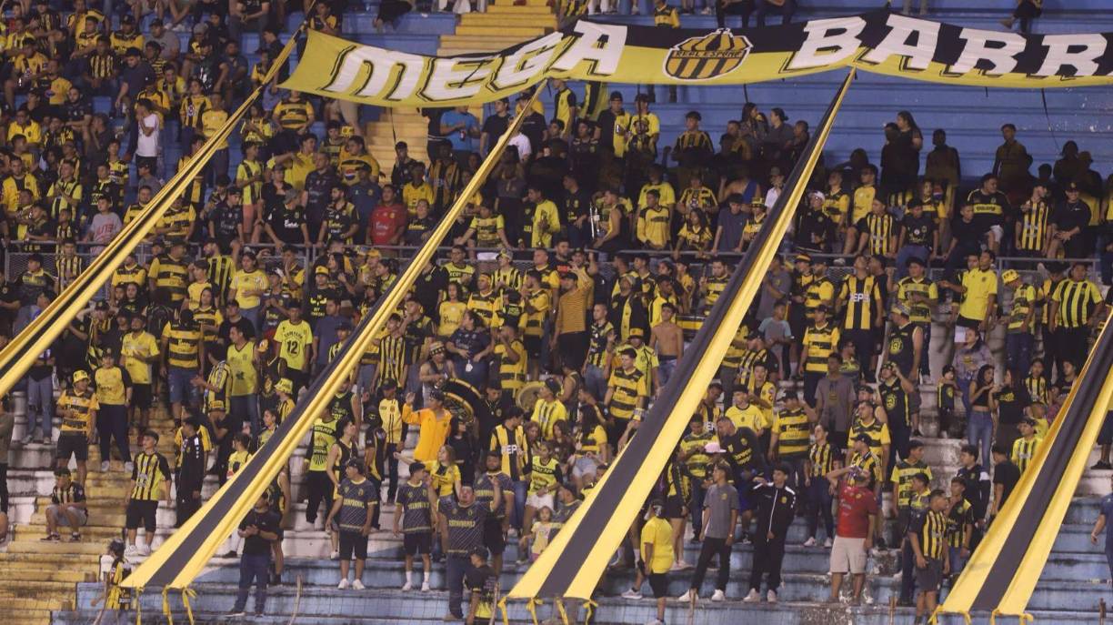 Pese a ser un día poco usual en el fútbol hondureño, los aficionados del Real España se hicieron presentes para apoyar a su equipo en un nuevo duelo. 