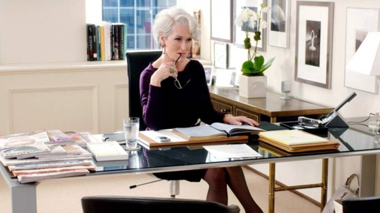 El diablo viste a la moda - The Devil Wears Prada, EU, 2006<br/><br/>Dirige: David Frankel<br/>Actúan: Anne Hathaway, Meryl Streep, Emily Blunt y Stanley Tucci<br/><br/>Miranda Priestly, editora en jefe de Runway contrata a Andrea Sachs, una aspirante a periodista que acababa de graduarse de la universidad. Pronto el trabajo se convierte en una pesadilla para Andy mientras lucha por mantenerse al día con el agotador calendario de su jefa. <br/><br/>Vela por...<br/>La historia se basa en la vida real, adaptada de la novela homónima de Lauren Weisberger, quien había trabajado como asistente personal para la editora estadounidense de Vogue Anna Wintour, en quien se supone esta inspirado el papel de Miranda.<br/><br/>Pero Streep construyó su personaje basada en sus experiencias. Usó la voz suave de Clint Eastwood; el corte de pelo de Helen Mirren ; y la entrega de Mike Nichols. La caracterización de Streep fue tan real que asustó a la guionista Aline Brosh McKenna.