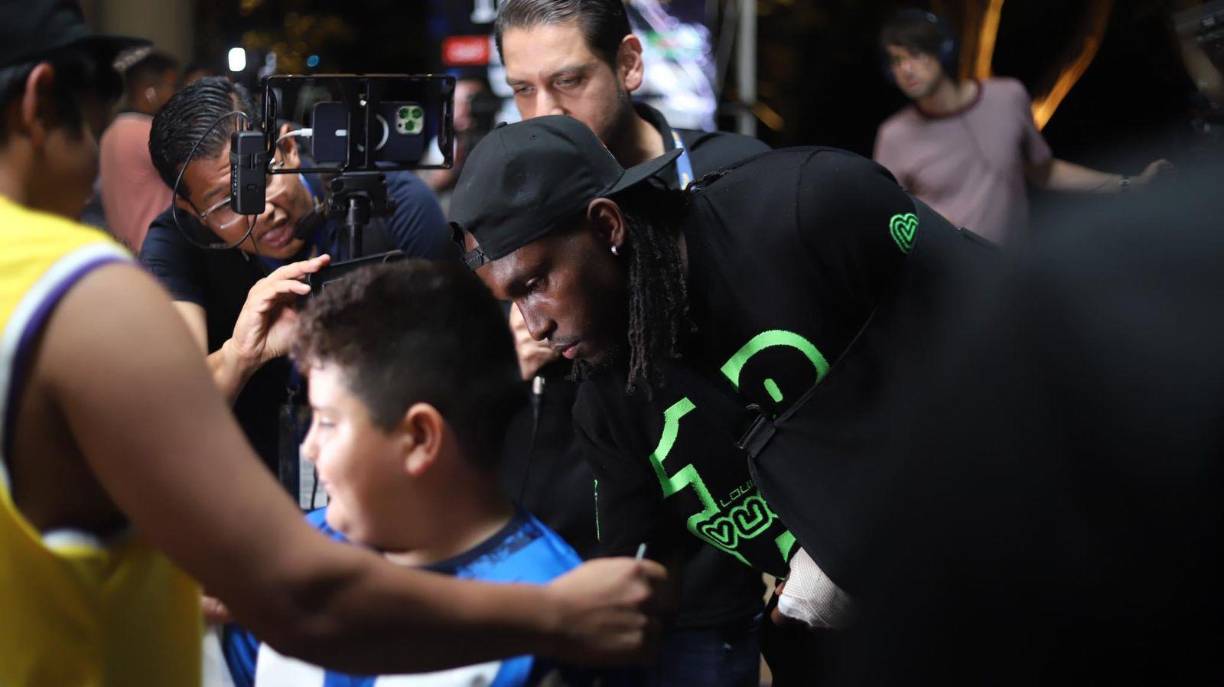 El jugador catracho se dio un tiempo para compartir con los aficionados presentes en su llegada.