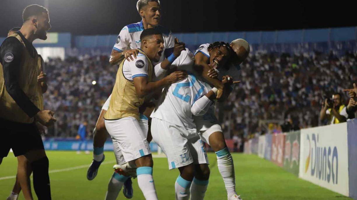 La selección de Honduras doblegó a México en el Estadio Nacional y asi reaccionaron los medios y periodistas hondureños al histórico triunfo en Tegucigalpa.