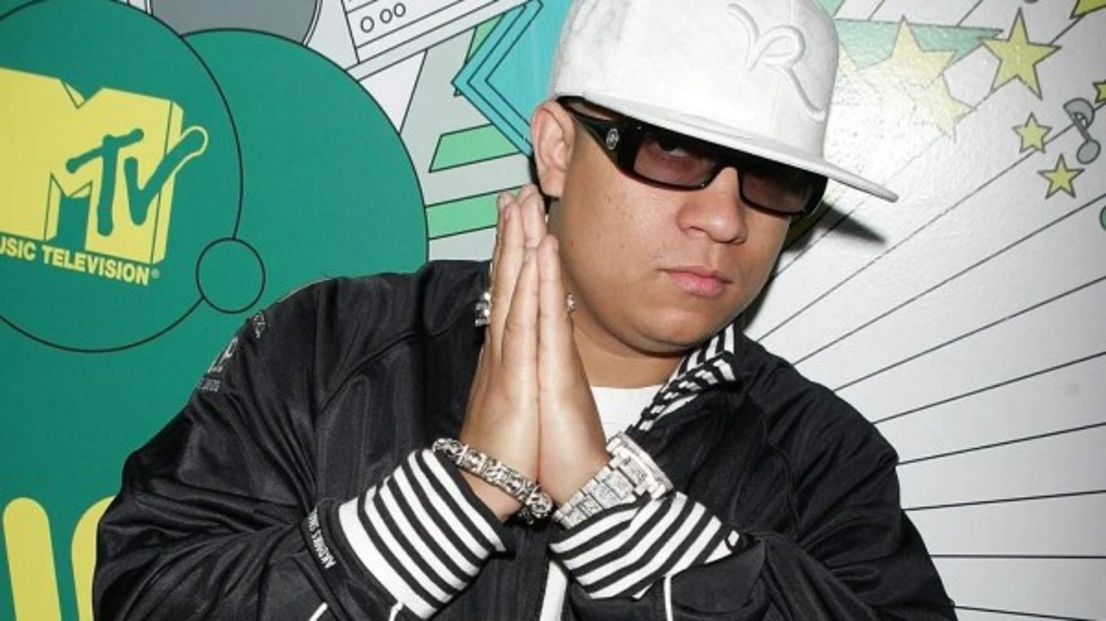 PRECURSOR DEL REGUETÓN<br/>Delgado, de 41 años, comenzó a labrar su famosa carrera musical en los años 90 como uno los integrantes de la llamada 'vieja escuela' del reguetón, al participar junto a su entonces compañero, Tito 'El Bambino', en producciones como 'No Fear 1', 'The Legend' y 'DJ Goldy 3 - The Melody'.<br/>