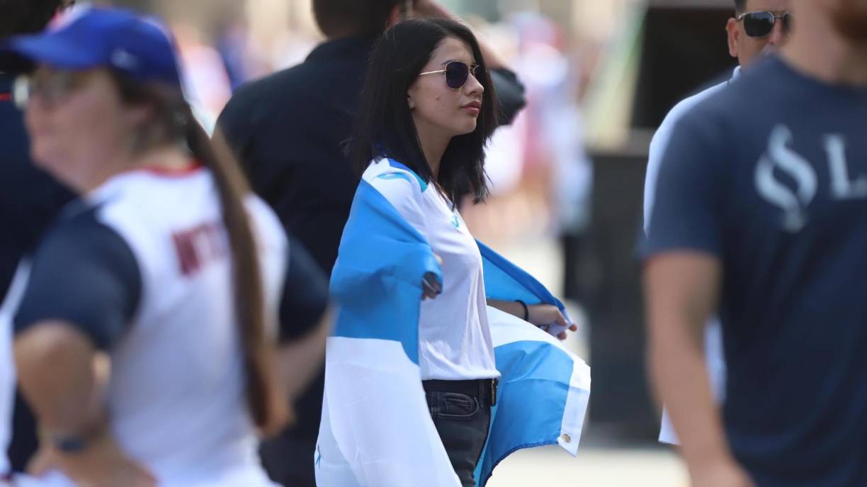 Las banderas, los rostros alegres, las hermosas indumentaria de la Bicolor forman parte del ambiente .