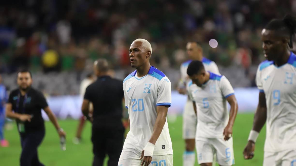 Deybi Flores y su tristeza tras el final del encuentro.