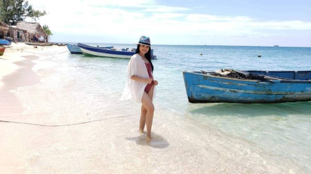 En la imagen, la bella joven disfruta de la hermosa vista del mar mientras realiza un reportaje en Cayos Cochinos.