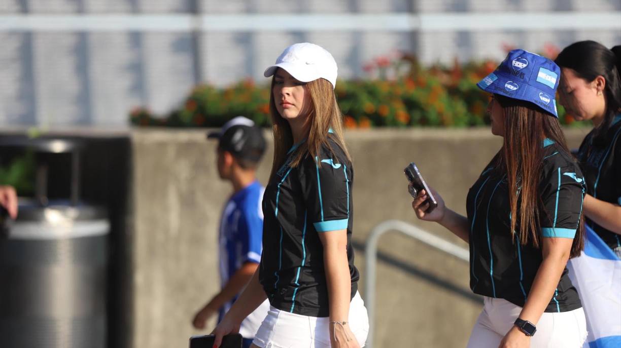 Estas hermosas chicas cautivaron en Charlotte. Ellas llegaron bien identificadas con las camisetas de Honduras.
