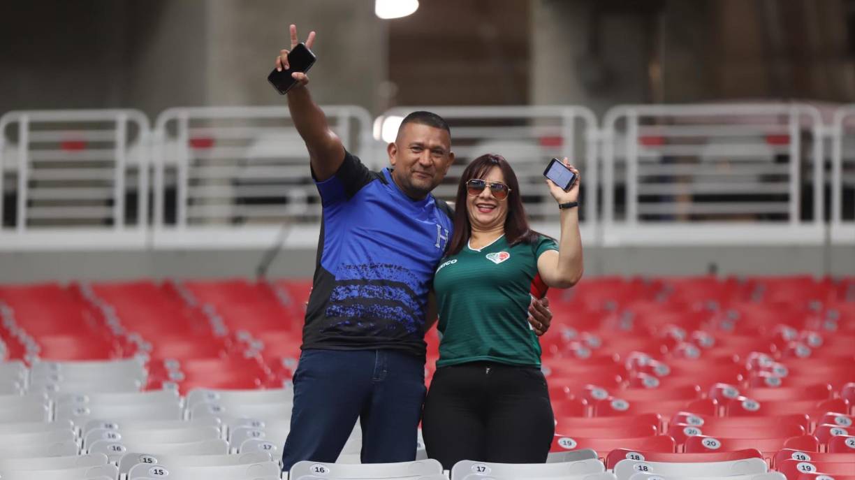 Un hondureño posó para el lente de LA PRENSA con una mexicana.