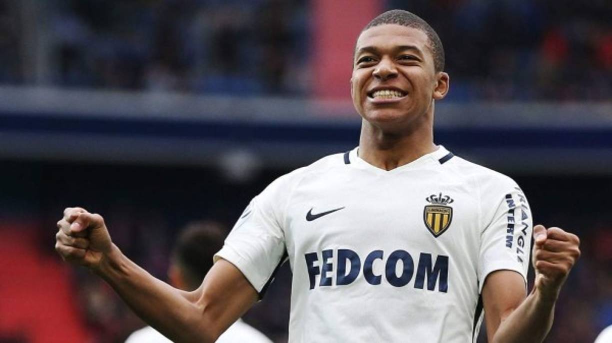 Kylian Mbappé, la joven perla que quiere toda Europa, ha dado el sí al Real Madrid. El delantero francés del Mónaco quiere vestir de blanco y la operación podría superar los 100 millones de euros. Los grandes del fútbol europeo están pendientes de su futuro, especialmente Manchester United y PSG, pero el club blanco ha tomado la delantera. También se informa que el Manchester City ha hecho llegar al Mónaco una oferta de 110 millones de euros por Mbappé.