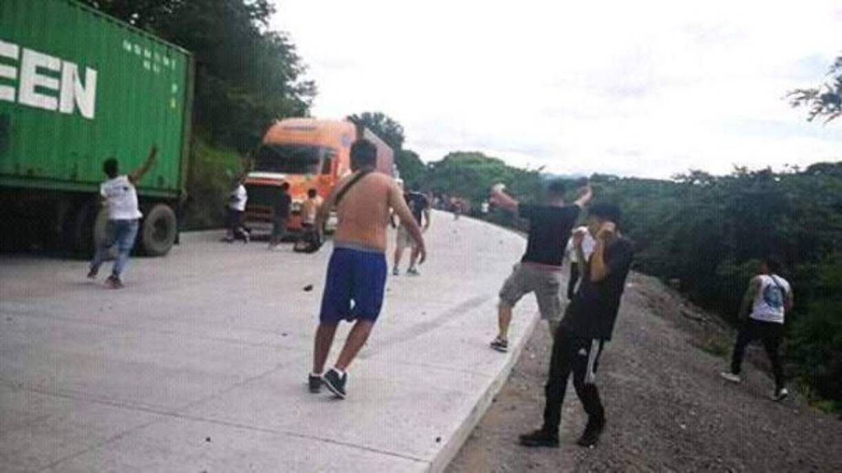 Aficionados del Alianza también fueron esperados a pedradas por los hinchas del Olimpia cuando se dirigían a Tegucigalpa.