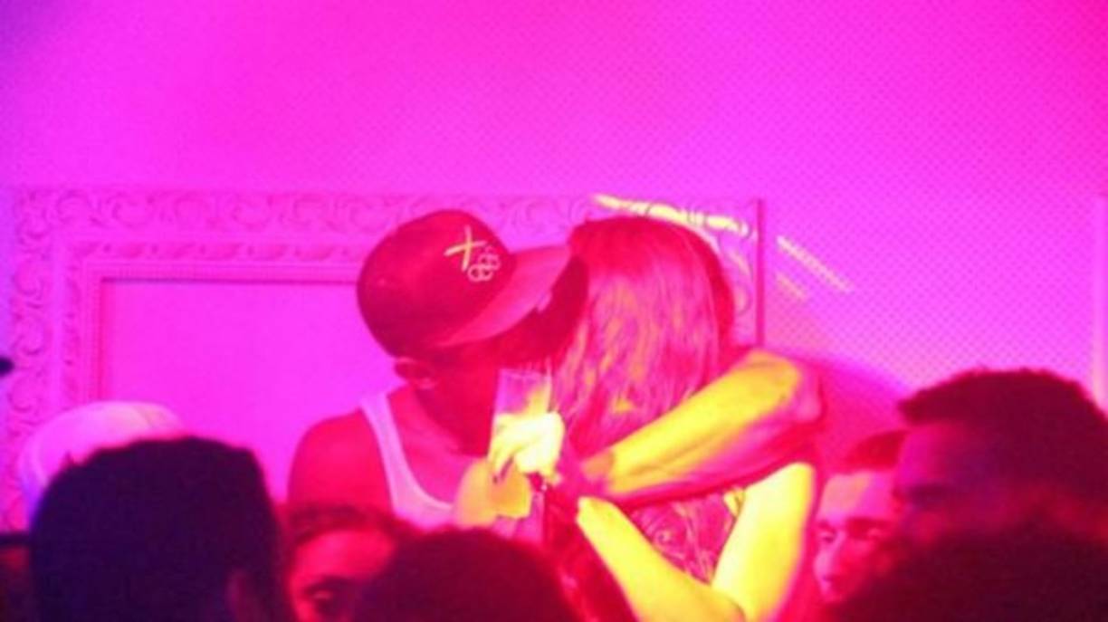 Apasionado, el campeón olímpico fue captado a los besos con una mujer cuya identidad aún se desconoce.