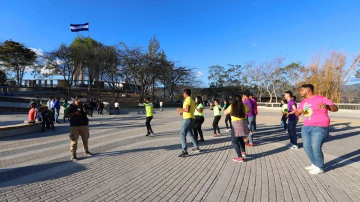 La obra fue construida gracias al apoyo de Japón con fondos de ayuda de subvención por un valor de 50 millones de lempiras y fue ejecutada por la Fundación Ecológica de Tegucigalpa (FET), que administra el cerro Juana Laínez.<br/>El Gobierno de Honduras espera que las Plazas Conmemorativas atraigan a más de 180,000 visitantes en este año.