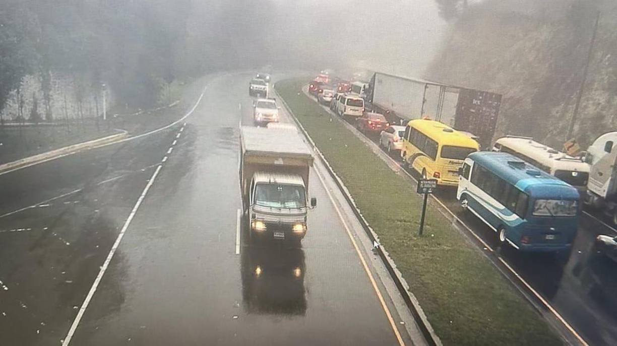 El múltiple accidente dejó una veintena de carros dañados.