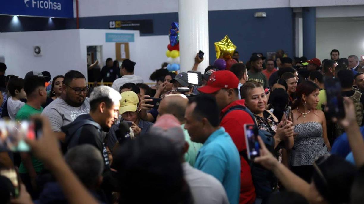 Así se abarrotó el aeropuerto internacional Ramón Villeda Morales de San Pedro Sula para recibir a los jugadores de la Selección de Honduras.