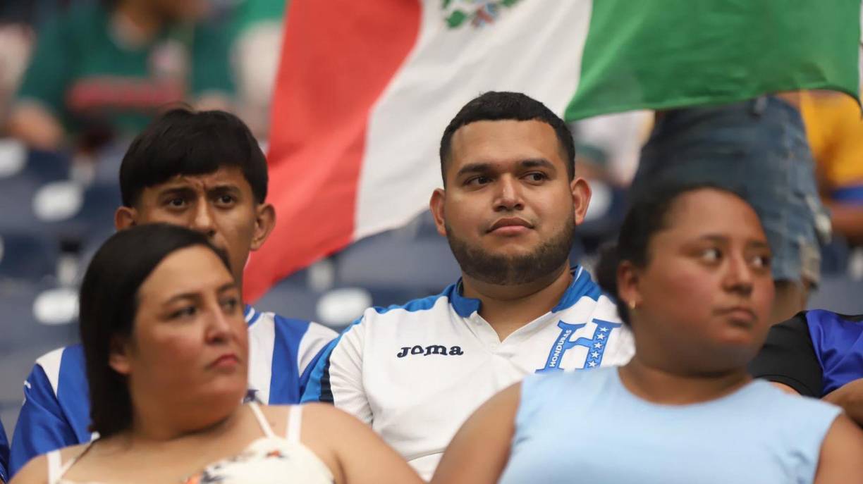 Desde tres horas antes los catrachos ingresaron al gigante recinto de Houston.