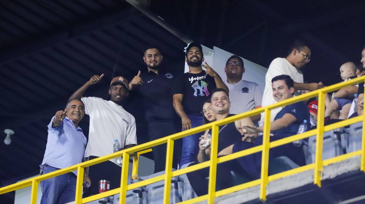 Alberth Elis sorprendió al llegar al sector de palco del estadio Morazán.