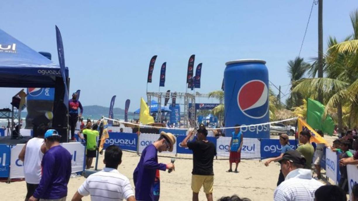 Este jueves los Hondureños disfrutaron de los diversos entretenimientos que ofreció la Zona aguazul en Tela.