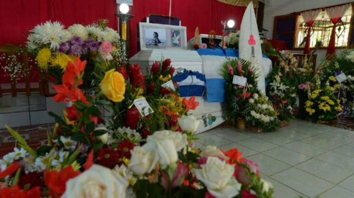 Familiares y amigos de Katherine le han dado su último adiós. Foto cortesía elsalvador.com