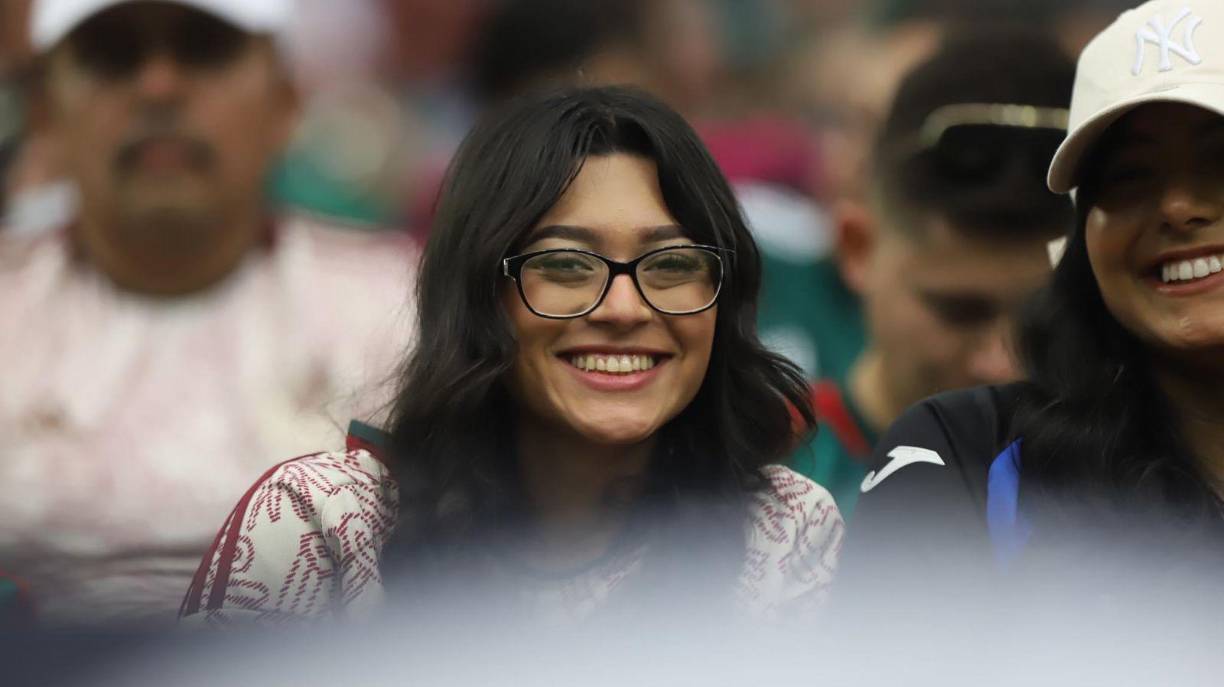 Esta bella aficionada mexicana enamoró en la previa del duelo ante Honduras.