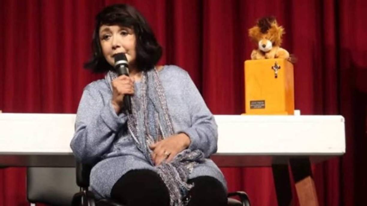 'Fui con una amiguita porque todas se estaban haciendo ese tratamiento, todas, el 80% de las actrices se inyectaban para verse sexys. Yo tenía las piernas delgaditas (…) Era la suegra de un cirujano plástico muy reconocido que después me operó la nariz. Le dije qué puedo hacer, las inyecciones son muy dolorosas, me puse las pruebas de la alergia, muy dolorosa, y no pasó nada, pero cuando me las pusieron más arriba me paralicé del dolor y no podía caminar'<br/>