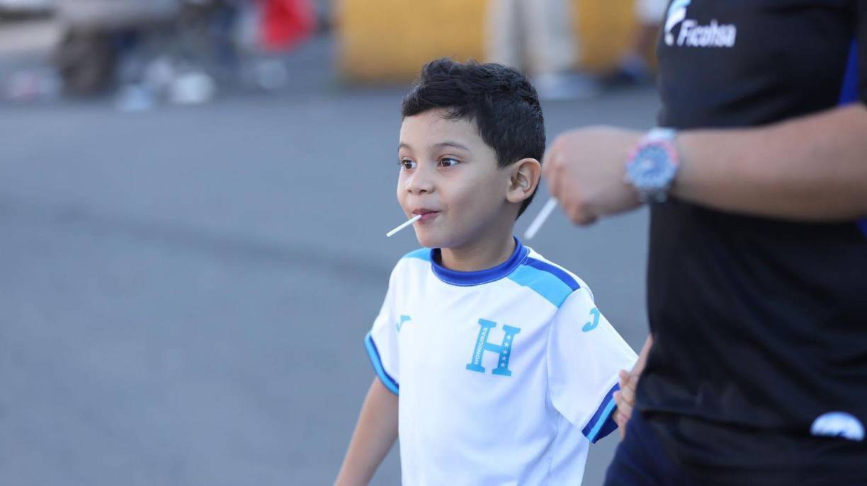 Hasta los más pequeños llegaron al Estadio Nacional Chelato Uclés para disfrutar del duelo.