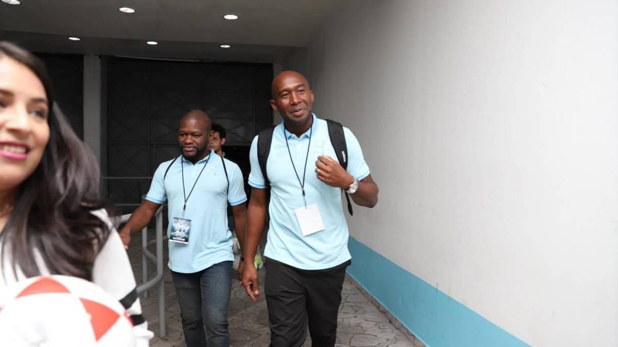 Junto al pequeño Tyson Núñez llegó Jerry Palacios al Estadio Nacional de Tegucigalpa. 