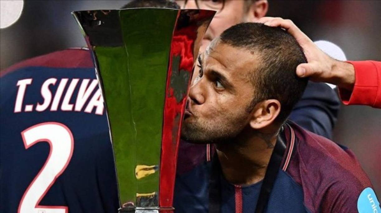 1. Dani Alves (Bahía, Sevilla, Barcelona, Juventus, PSG) 37 títulos.