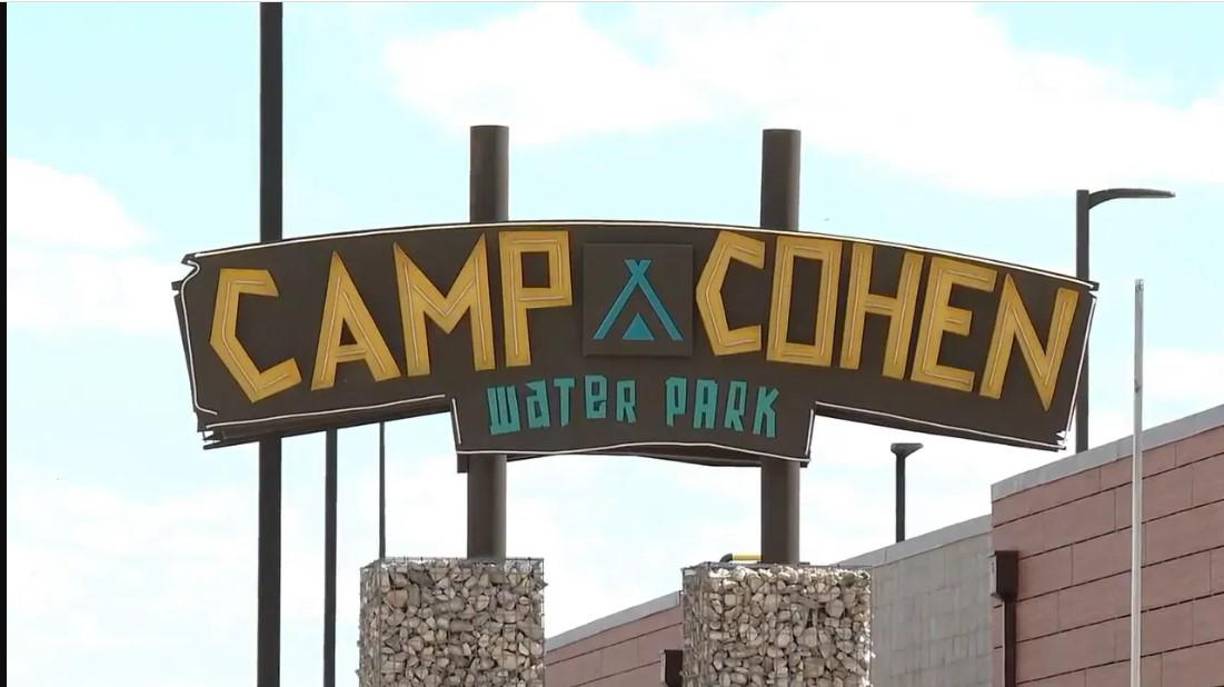 El primer testigo dijo que una señora que encajaba con la descripción de Weaver estuvo allí sola, sentada afuera de la piscina durante más de una hora sin el niño, vestida con una blusa amarilla y una braga floral. El testigo también dijo que Weaver estaba hablando por teléfono, “sin levantar la vista ni prestar atención a nada”.