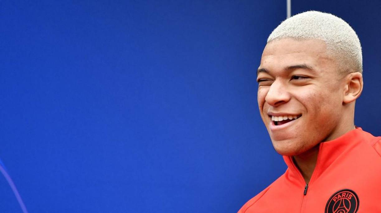 En el contrato de renovación con el PSG ha quedado establecida una prima de renovación de 180 millones de euros para Mbappé y un salario neto para el futbolista de 50 kilos durante las tres temporadas y dos más opcionales que seguirá vistiendo la camiseta del equipo del Parque de los Príncipes.