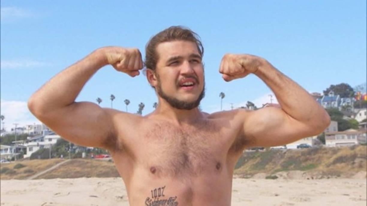 Su carrera como culturista fue fugaz. Cuando tenía 11 años su padre ingresó en prisión tras agredir a su madre.