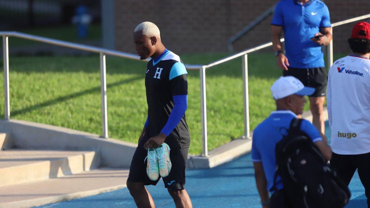 Deiby Flores fue otro de los jugadores se pintaron el cabello de un blanco eléctrico previo al debut ante México.