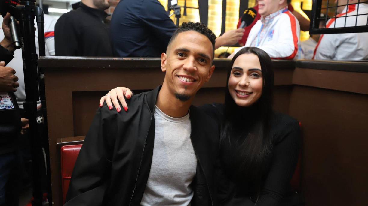 Yan Maciel estuvo muy bien acompañado en la fiesta de Olimpia con su novia. El brasileño ya sabe lo que es ser tricampeón con los albos.