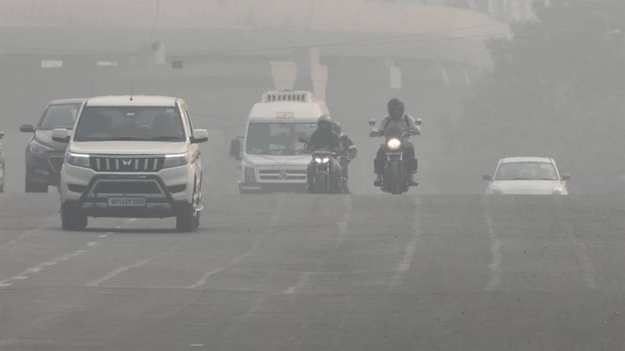 Los purificadores de aire, artefactos poco habituales en la mayoría de las ciudades del mundo, son un elemento fundamental en la vida de millones de personas en Nueva Delhi, donde la contaminación en interiores es tan peligrosa como la que está presente en la calle e impone como una necesidad la compra de este tipo de aparatos.